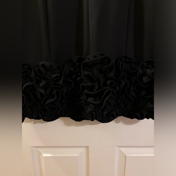 Elegant Black Sleeveless Dress - Picture 5 of 8